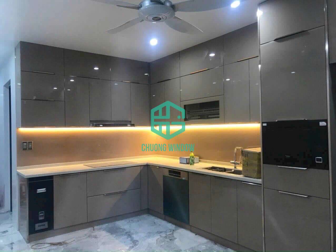 Tủ bếp nhôm Xingfa cánh kính dạng chữ L -Mẫu 02