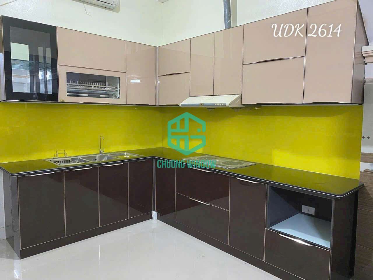 Tủ bếp nhôm Xingfa cánh kính phối 2 màu dạng chữ L