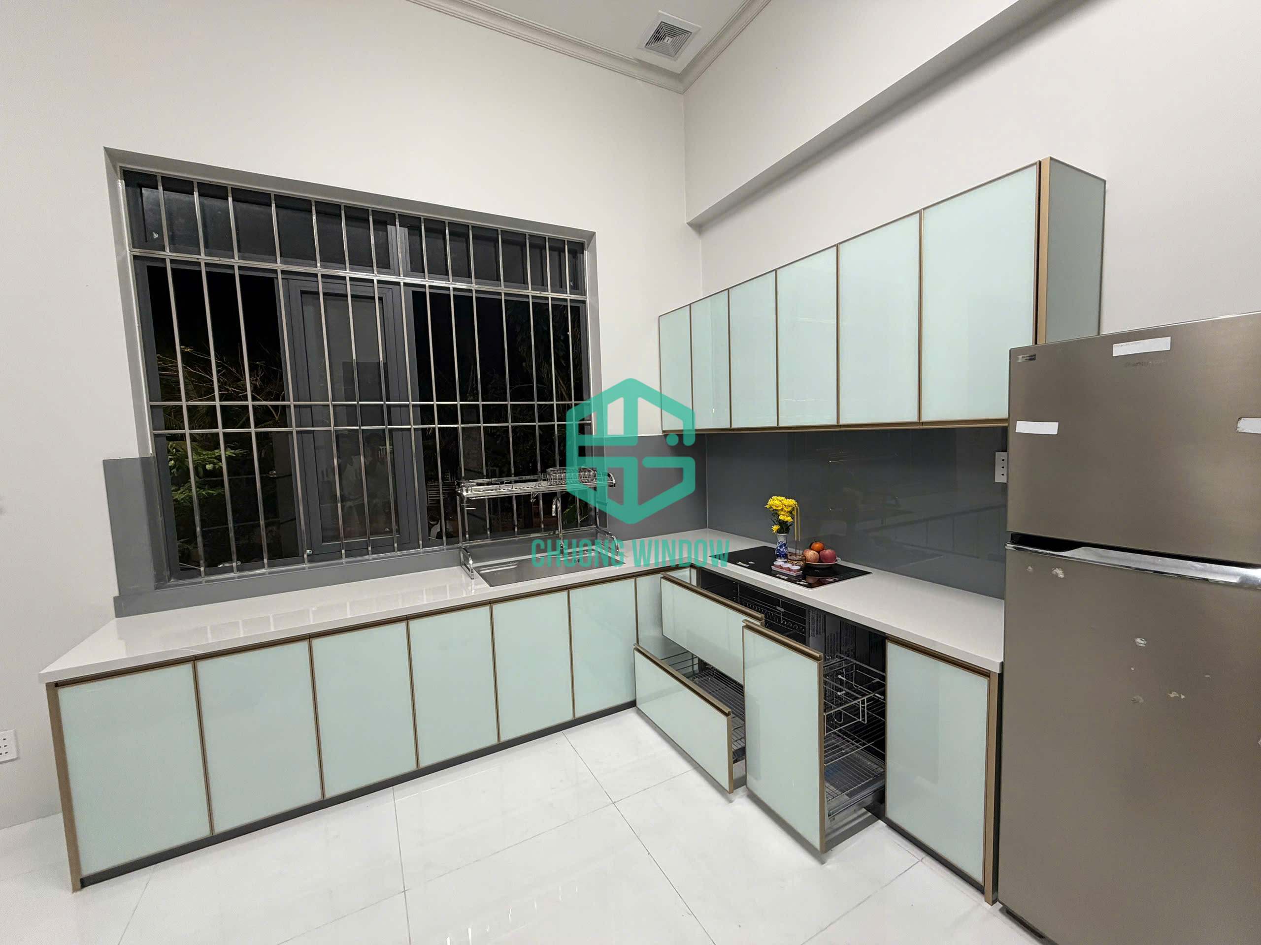 Tủ bếp nhôm cánh kính dạng chữ L mẫu 1